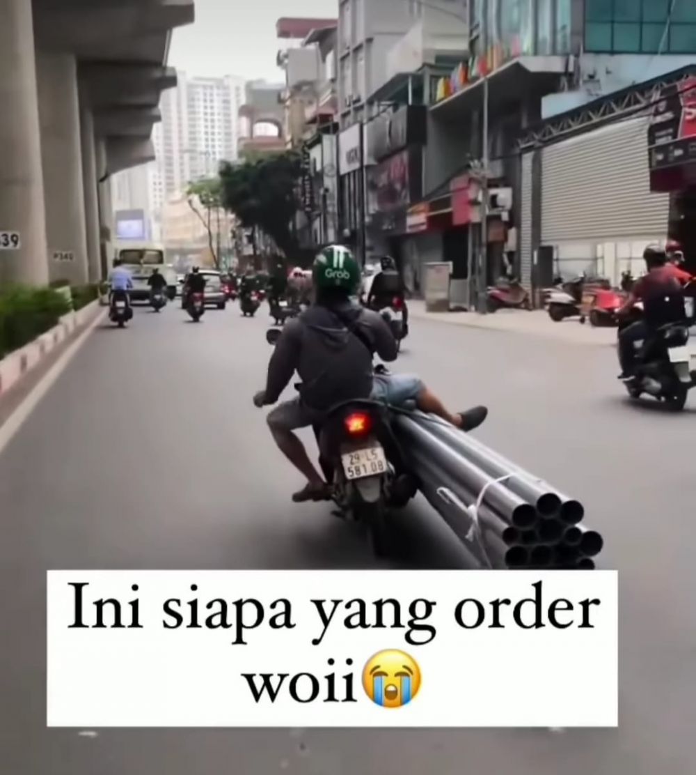 Potret kocak barang dibawa ojek online © Instagram