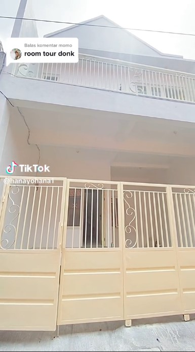 Renovasi rumah lama berdinding kusam © TikTok Renovasi rumah lama berdinding kusam © TikTok