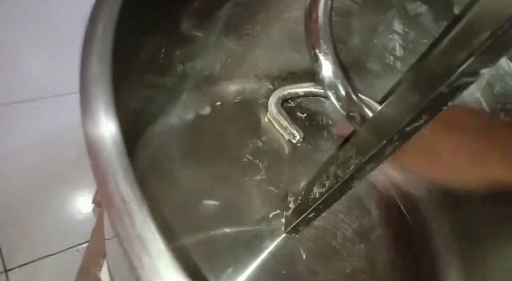 Tanpa perlu direndam air, begini cara membersihkan panci mixer spiral dengan cepat