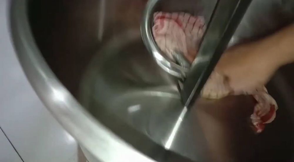 Tanpa perlu direndam air, begini cara membersihkan panci mixer spiral dengan cepat