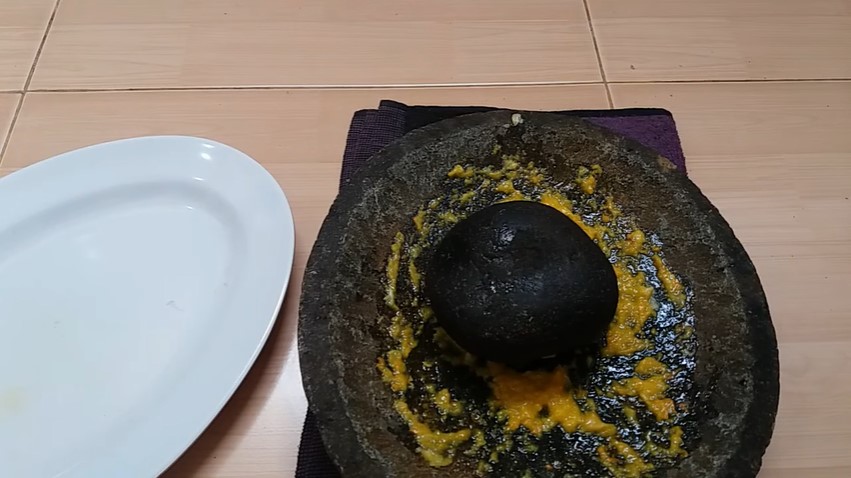 Bukan pakai tepung bumbu, ini cara mengolah terong goreng supaya empuk dan antihambar