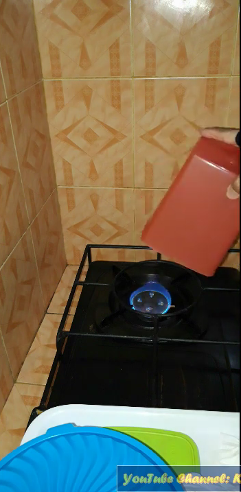 Bukan pakai kopi, ini trik praktis hilangkan bau apek di dalam toples plastik