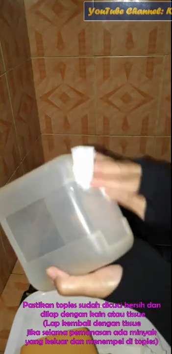 Bukan pakai kopi, ini trik praktis hilangkan bau apek di dalam toples plastik