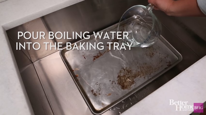 Tak pakai cuka, ini cara sederhana bersihkan loyang oven dari noda gosong