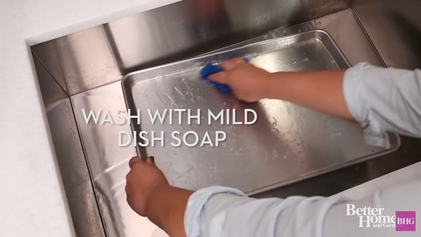 Tak pakai cuka, ini cara sederhana bersihkan loyang oven dari noda gosong
