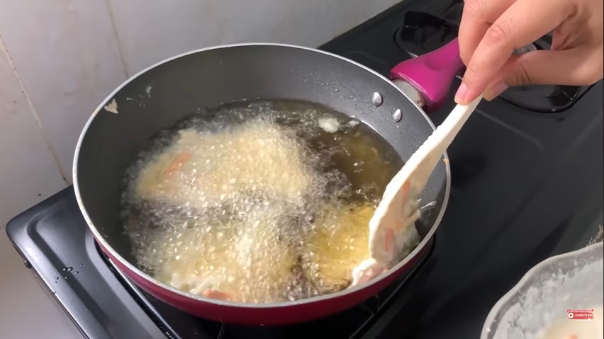 Trik bikin bakwan sayur tebal tapi tetap renyah dan tak menyerap banyak minyak, cukup tambah 2 bahan