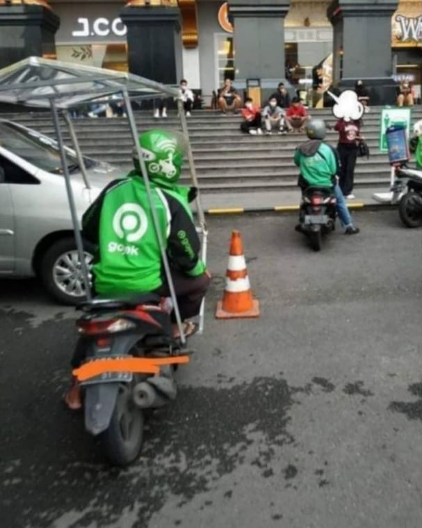 Potret kocak atribut nyeleneh © Instagram