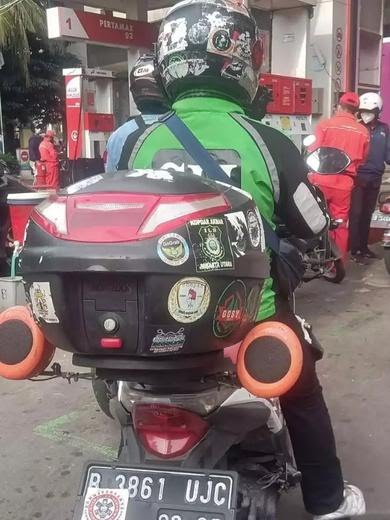 Potret kocak atribut nyeleneh © Instagram