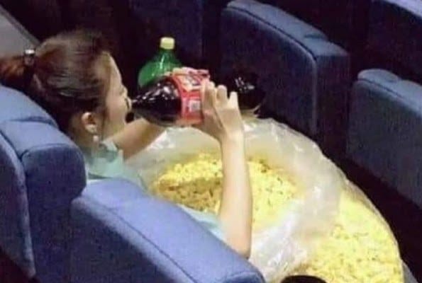 potret kocak penonton saat nonton ke bioskop © berbagai sumber potret kocak penonton saat nonton ke bioskop © berbagai sumber