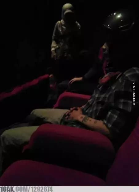 potret kocak penonton saat nonton ke bioskop © berbagai sumber potret kocak penonton saat nonton ke bioskop © berbagai sumber