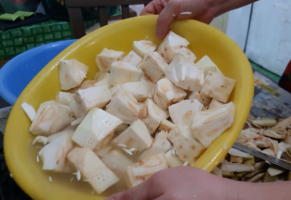 Pakai tambahan 1 bahan dapur, ini trik mudah potong nangka muda agar getah tak lengket di tangan