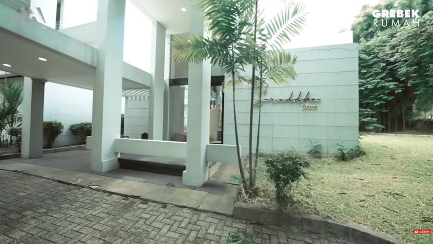 potret kantor baru Cinta Laura © YouTube potret kantor baru Cinta Laura © YouTube