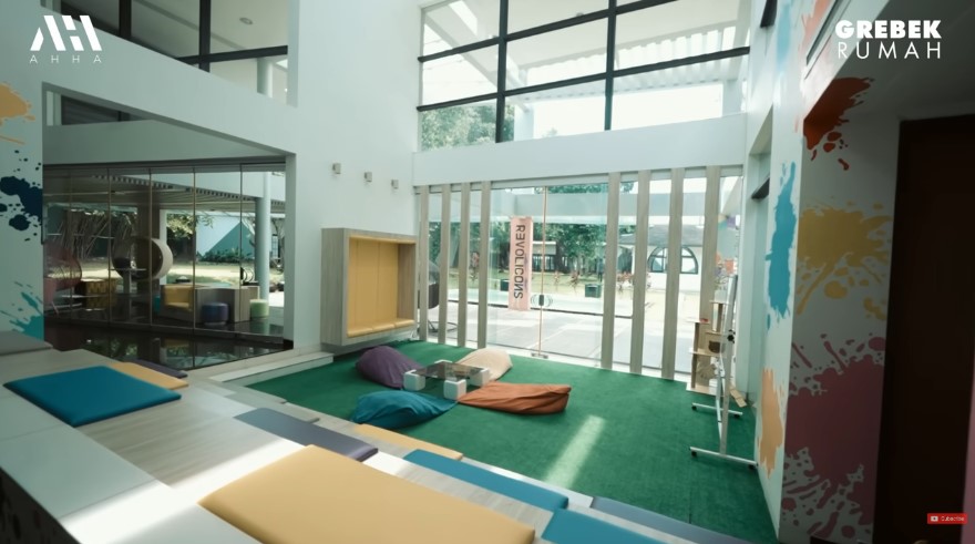 potret kantor baru Cinta Laura © YouTube potret kantor baru Cinta Laura © YouTube