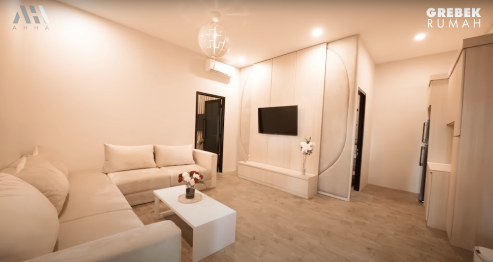 potret kantor baru Cinta Laura © YouTube