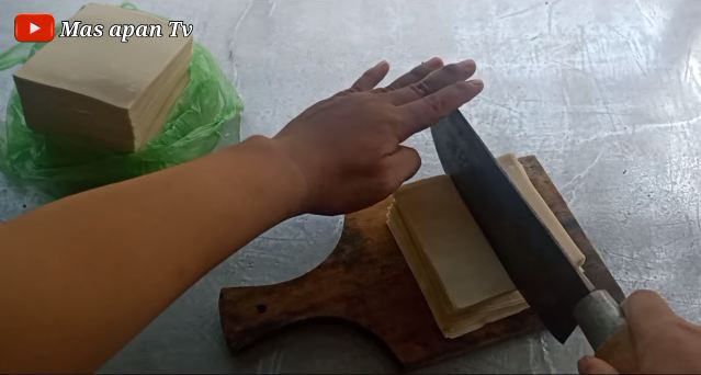 Trik menggoreng kerupuk pangsit agar mekar, renyah tahan lama, dan tak menyerap banyak minyak