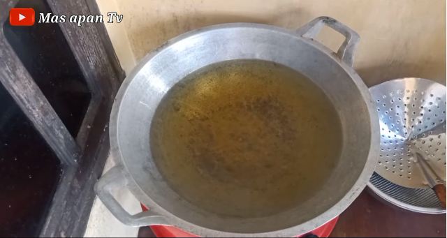 Trik menggoreng kerupuk pangsit agar mekar, renyah tahan lama, dan tak menyerap banyak minyak