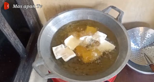 Trik menggoreng kerupuk pangsit agar mekar, renyah tahan lama, dan tak menyerap banyak minyak