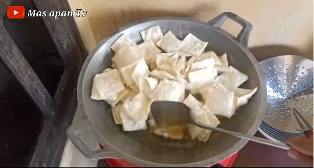 Trik menggoreng kerupuk pangsit agar mekar, renyah tahan lama, dan tak menyerap banyak minyak