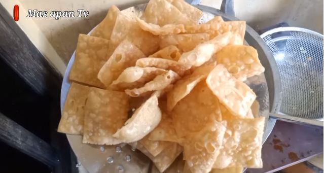 Trik menggoreng kerupuk pangsit agar mekar, renyah tahan lama, dan tak menyerap banyak minyak