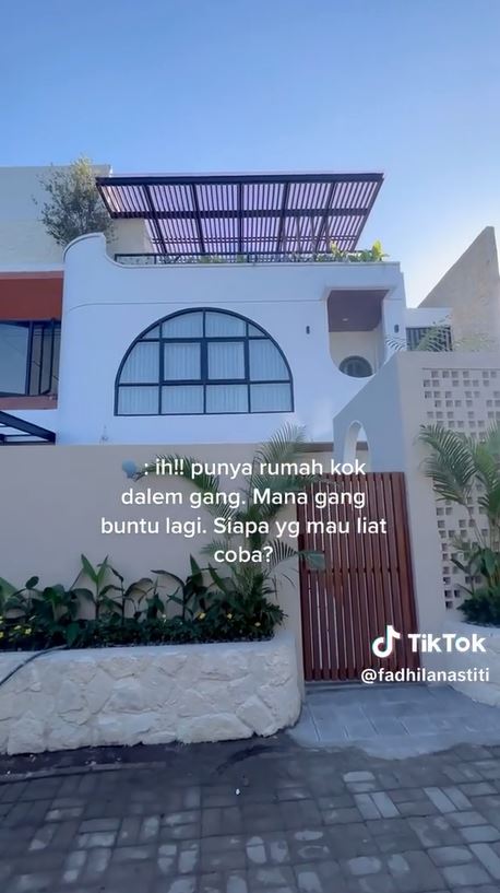 rumah dalam gang tropis © TikTok