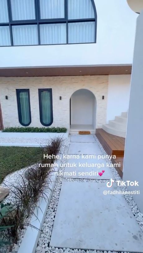 rumah dalam gang tropis © TikTok