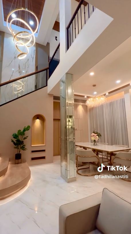 rumah dalam gang tropis © TikTok