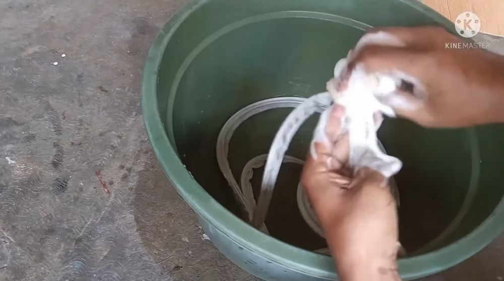 Trik memperbaiki karet pintu kulkas yang kaku dan tak rapat, ampuh pakai 1 bahan