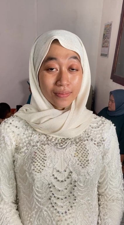 Wanita dengan mata sayu dirias MUA © 2023 brilio.net Wanita dengan mata sayu dirias MUA © 2023 brilio.net