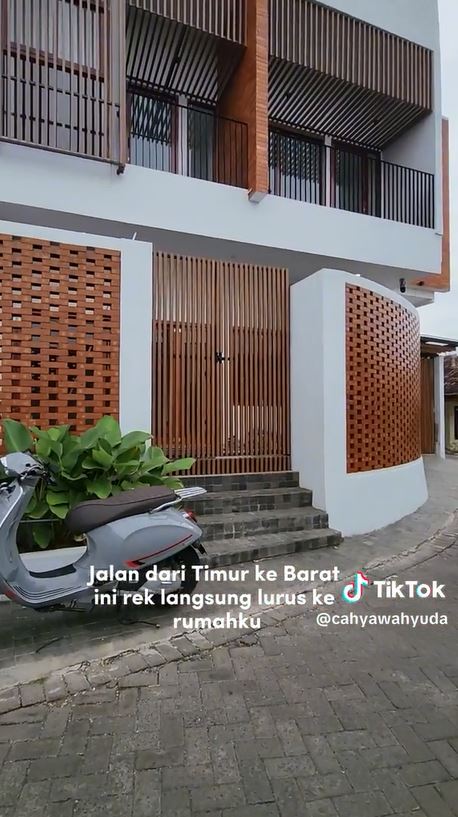 Rumah tusuk sate dalam gang dimakeover jadi hunian modern dengan rooftop © 2023 brilio.net