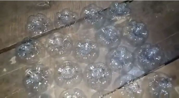 Nggak perlu beli baru, ini cara menyulap botol bekas jadi keranjang buah yang cantik dan muat banyak