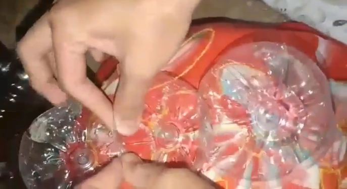 Nggak perlu beli baru, ini cara menyulap botol bekas jadi keranjang buah yang cantik dan muat banyak