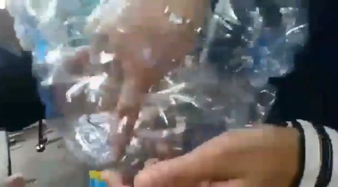 Nggak perlu beli baru, ini cara menyulap botol bekas jadi keranjang buah yang cantik dan muat banyak