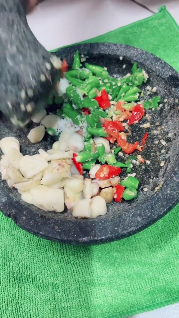 Cuma bermodalkan cobek dan bumbu sederhana, ini trik bikin seblak ala duta seblak Rafael SMASH