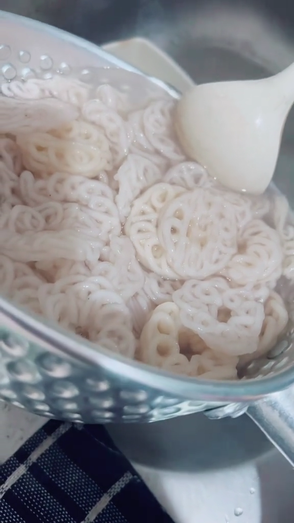 Cuma bermodalkan cobek dan bumbu sederhana, ini trik bikin seblak ala duta seblak Rafael SMASH