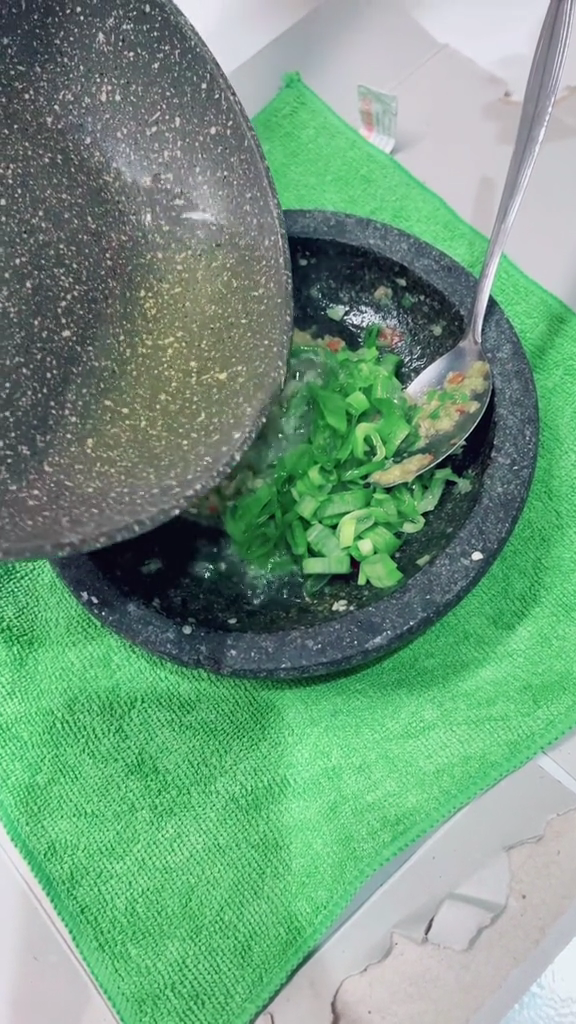 Cuma bermodalkan cobek dan bumbu sederhana, ini trik bikin seblak ala duta seblak Rafael SMASH