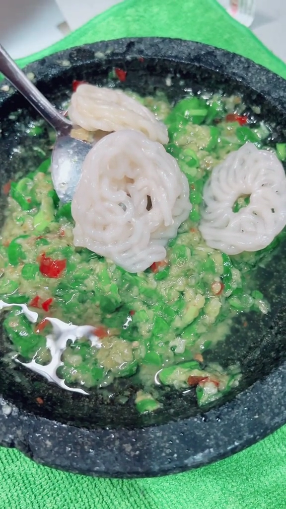 Cuma bermodalkan cobek dan bumbu sederhana, ini trik bikin seblak ala duta seblak Rafael SMASH