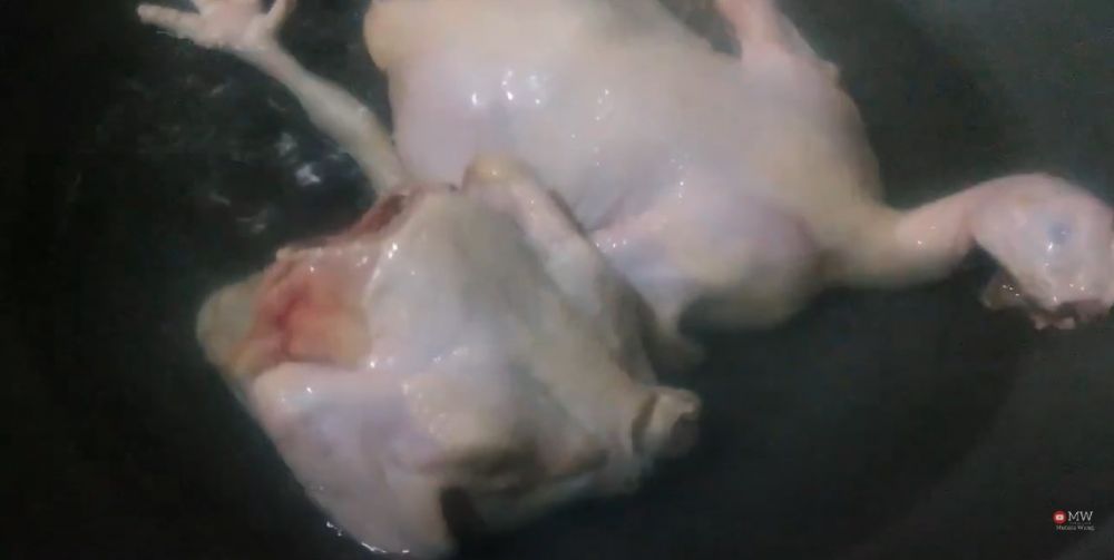 Cara merebus ayam potong agar lemaknya hilang dan bebas kolesterol, cukup tambah 1 bahan dapur ini