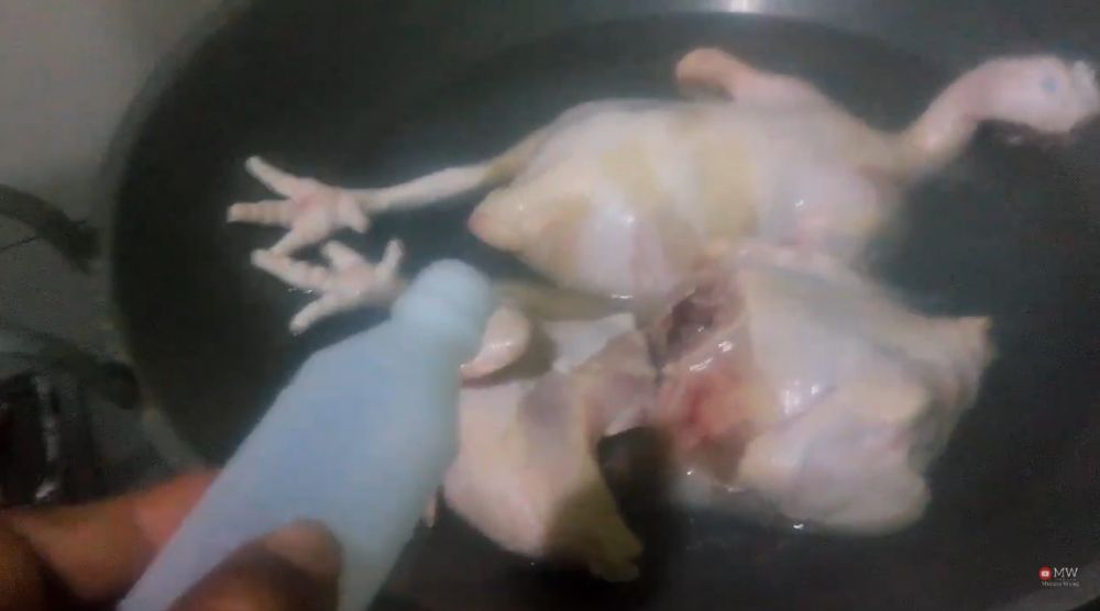 Cara merebus ayam potong agar lemaknya hilang dan bebas kolesterol, cukup tambah 1 bahan dapur ini