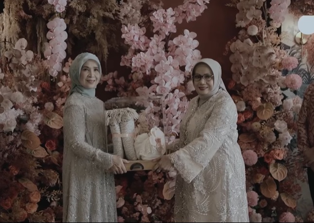 momen lamaran enzy dan molen baru diungkap © 2023 berbagai sumber