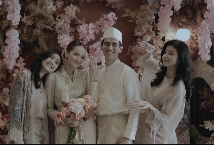 momen lamaran enzy dan molen baru diungkap © 2023 berbagai sumber