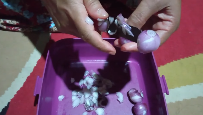 Unik, pria ini tunjukkan trik mudah mengiris bawang merah tanpa bikin mata pedih