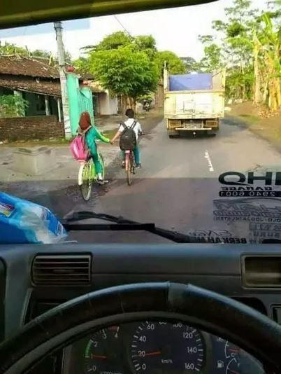 Potret kocak di pinggir jalan Berbagai sumber