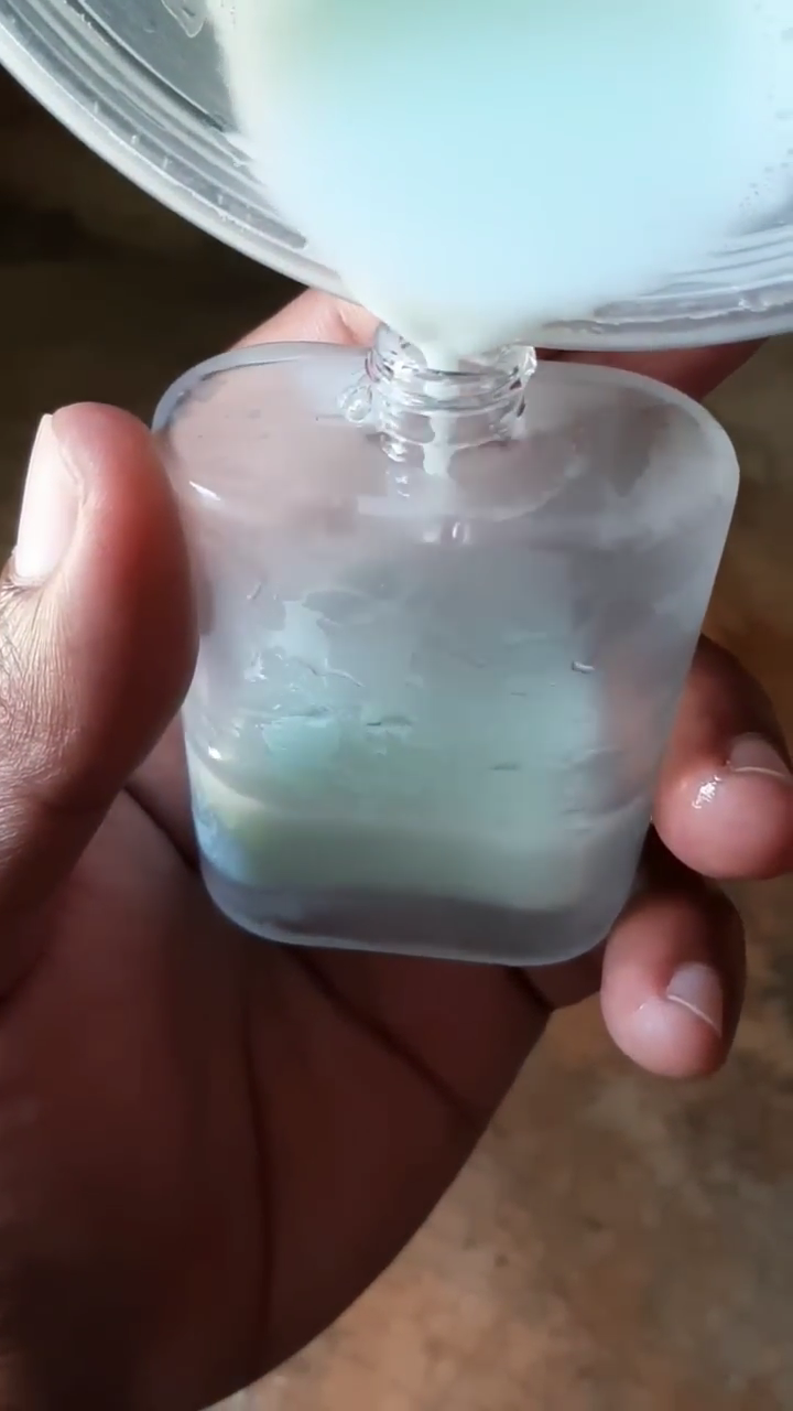 Cuma pakai 2 bahan sederhana, ini cara bikin cairan pengusir semut di meja makan