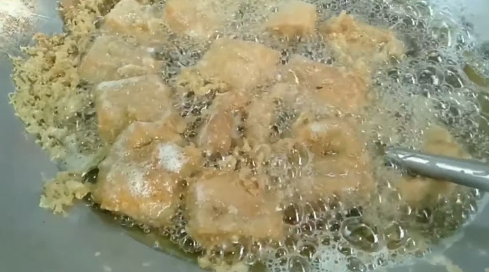 Trik mengatasi adonan gorengan yang terlanjur berbusa saat digoreng, ampuh cuma tambah 2 bahan