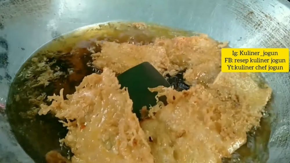 Trik mengatasi adonan gorengan yang terlanjur berbusa saat digoreng, ampuh cuma tambah 2 bahan
