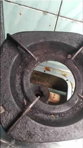 Bukan pakai baking soda atau sabun cuci piring, ini cara ampuh bersihkan kerak gosong di tungku kompor