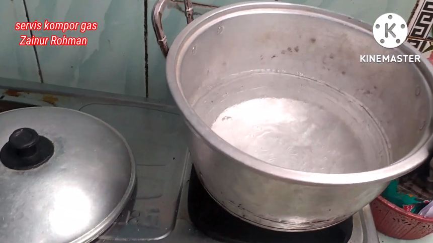 Bukan pakai baking soda atau sabun cuci piring, ini cara ampuh bersihkan kerak gosong di tungku kompor