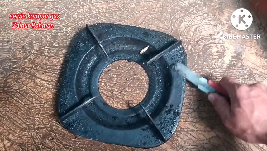 Bukan pakai baking soda atau sabun cuci piring, ini cara ampuh bersihkan kerak gosong di tungku kompor