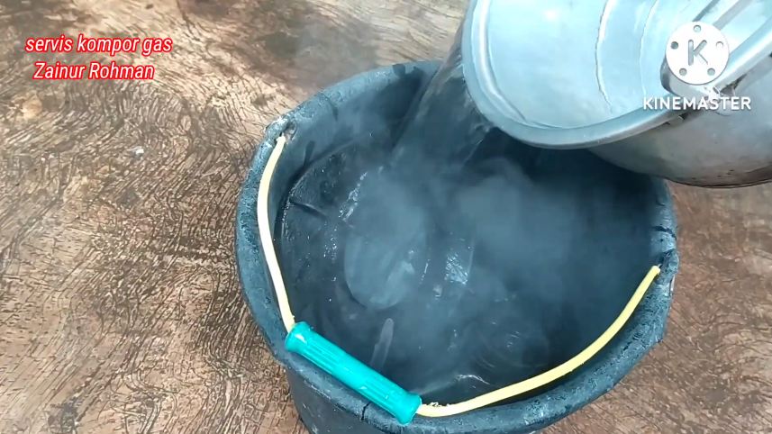 Bukan pakai baking soda atau sabun cuci piring, ini cara ampuh bersihkan kerak gosong di tungku kompor