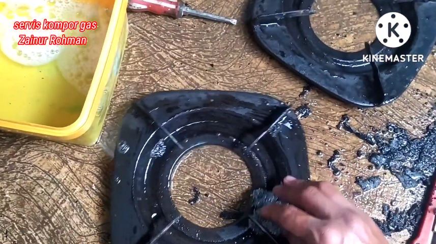Bukan pakai baking soda atau sabun cuci piring, ini cara ampuh bersihkan kerak gosong di tungku kompor